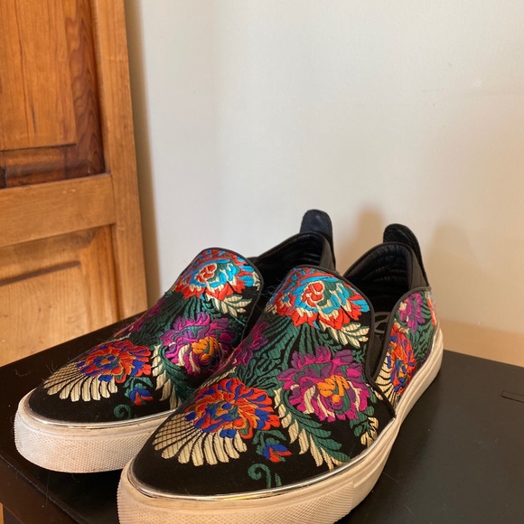 Fun shoes - Picture 3 of 5